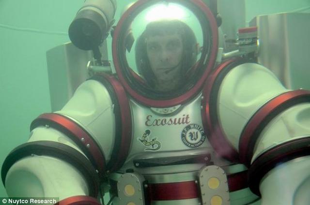 机械潜水服似"巴斯光年" 可潜入330米深海