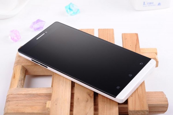 sasa手机玩转四核大屏:时尚黑白配大S现身-