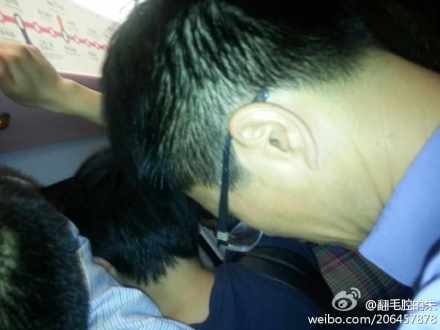 [视频]上海女白领地铁遇骚扰后微博直播智擒色