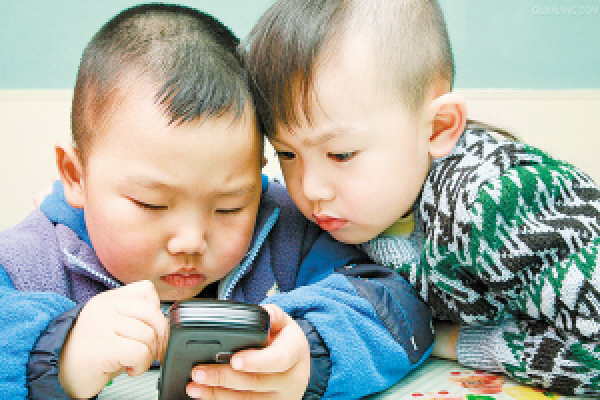 警惕:6岁孩子因贪玩手机近视1200度-ZOL科技